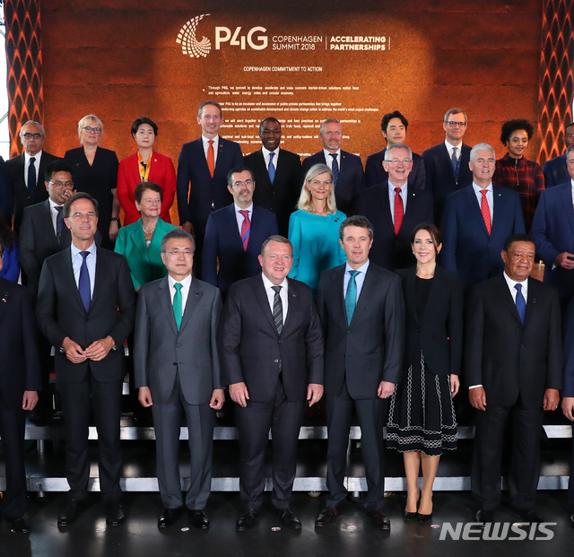 【코펜하겐(덴마크)=뉴시스】전신 기자 = 문재인 대통령이 20일 코펜하겐 대니쉬 라디오 콘서트홀에서 열린 P4G(녹색성장 및 2030 글로벌 목표를 위한 연대) 정상회의에서 기념촬영하고 있다. 2018.10.20.&nbsp; photo1006@newsis.com
