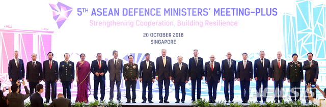 【서울=뉴시스】조성봉 기자 = 제5차 아세안확대국방장관회의(ADMM-Plus) 참석 중인 정경두(오른쪽 다섯 번째) 국방부 장관이 20일 싱가포르에서 각국 국방장관들과 기념촬영을 하고 있다.&nbsp; 2018.10.20.(사진=국방부 제공) photo@newsis.com