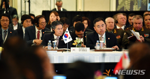 【서울=뉴시스】조성봉 기자 = 정경두 국방부 장관이 20일 싱가포르에서 열린 제5차 아세안확대국방장관회의(ADMM-Plus) 본회의에 참석하고 있다.&nbsp; 2018.10.20.(사진=국방부 제공)&nbsp;&nbsp; photo@newsis.com