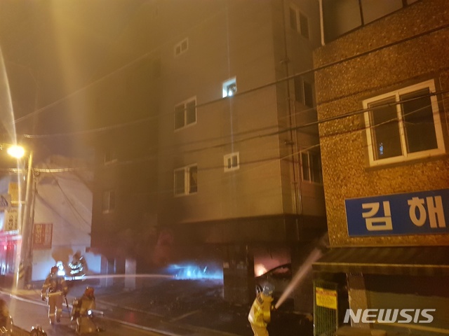 【김해=뉴시스】김기진 기자 =경남 김해 원룸 화재. 2018.10.21. (사진=경남도소방본부 제공) photo@newsis.com