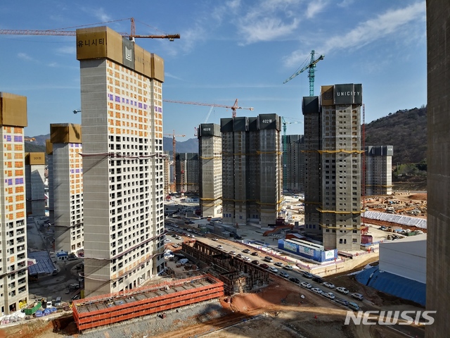 【창원=뉴시스】 홍정명 기자 = 21일 경남도는 주택경기 악화와 공공부문 투자 감소 등으로 어려움을 겪고 있는 지역 건설업체들의 공사 수주 및 참여 기회 확대 방안을 마련해 추진한다고 밝혔다. 사진은 경남 창원지역 아파크 건설 현장.2018.10.21.(사진=경남도 제공) photo@newsis.com