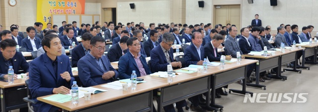 【무안=뉴시스】배상현 기자 =농협전남지역본부는 최근 지역본부 2층 대강당에서 박태선 본부장, 이흥묵 농협중앙회 상무, 광주전남 벼 매입 농협조합장, 시군지부장, RPC 대표이사 및 장장 등 150여명이 참석해 2018년산 쌀 수급동향을 설명하고 서로의 의견을 교환하는 수확기 설명회를 개최했다고 21일 밝혔다.2018.10.21 (사진=전남 농협 제공)&nbsp;&nbsp; praxis@newsis.com 