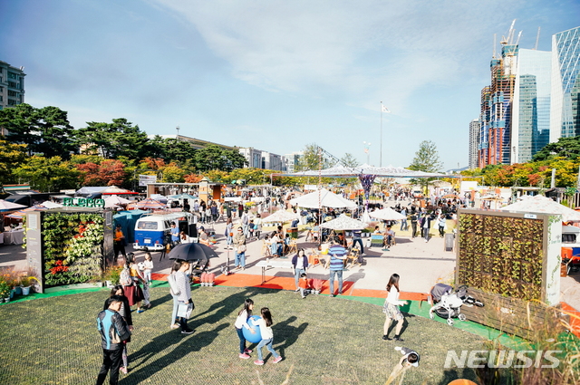 2018 서울정원박람회를 즐기고 있는 사람들 