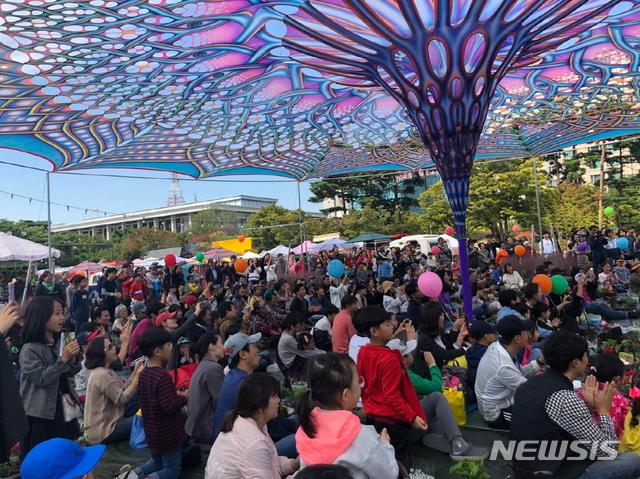 2018 서울정원박람회를 즐기는 사람들