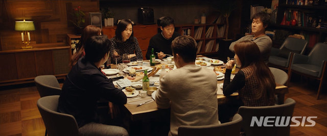 [리뷰]이런 소재로 영화를 만들었다는 점은 평가···'완벽한 타인' 