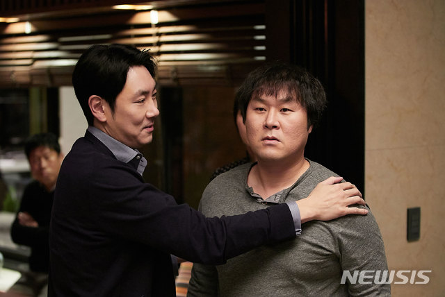 조진웅(왼쪽), 윤경호