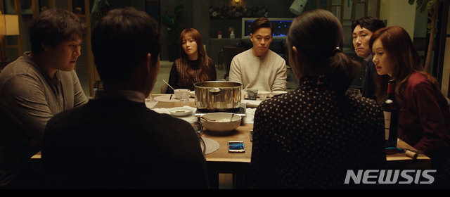 [리뷰]이런 소재로 영화를 만들었다는 점은 평가···'완벽한 타인' 