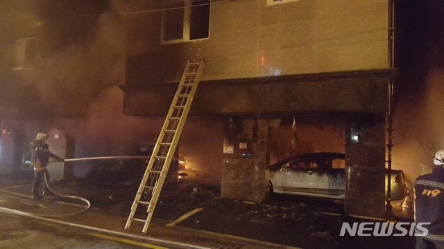 【김해=뉴시스】김기진 기자 =경남 김해 원룸 화재. 2018.10.21. (사진=경남도소방본부 제공) photo@newsis.com