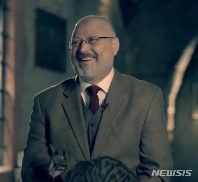 【서울=뉴시스】 터키 이스탄불에 있는 사우디아라비아 총영사관에서 사망한 언론인 자말 카슈끄지의 약혼녀 하티제 젠기즈가 20일(현지시간) 마지막 작별 인사를 남겼다. 사진은 이날 젠기즈가 자신의 트위터에 올린 카슈끄지의 생전 인터뷰 장면(하티제 젠기즈 트위터 영상 캡처). 2018.10.21&nbsp; 