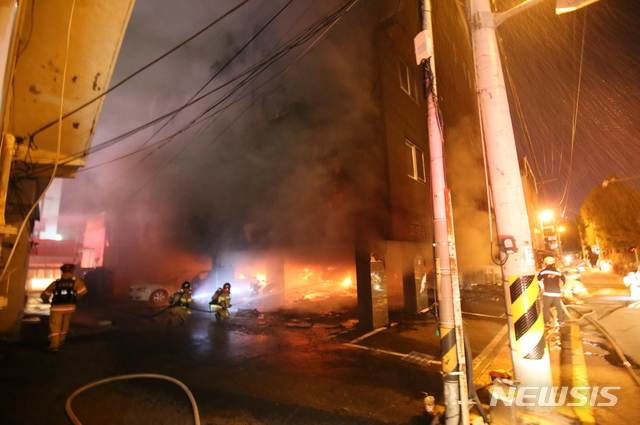 【김해=뉴시스】김기진 기자 =김해 원룸 화재. 2018.10.21. (사진=경남도소방본부 제공) photo@newsis.com