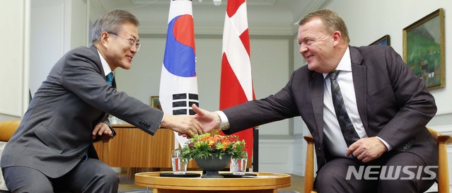 【코펜하겐(덴마크)=뉴시스】전신 기자 = 문재인 대통령이 20일 코펜하겐 크리스티안보르 궁에서 라르스 뢰케 라스무센 덴마크 총리와 정상회담하고 있다. 2018.10.21. photo1006@newsis.com