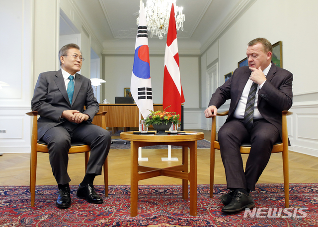 【코펜하겐(덴마크)=뉴시스】전신 기자 = 문재인 대통령이 20일 코펜하겐 크리스티안보르 궁에서 라르스 뢰케 라스무센 덴마크 총리와 정상회담하고 있다. 2018.10.21.&nbsp; photo1006@newsis.com