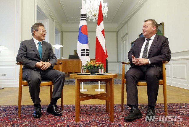 【코펜하겐(덴마크)=뉴시스】전신 기자 = 문재인 대통령이 20일 코펜하겐 크리스티안보르 궁에서 라르스 뢰케 라스무센 덴마크 총리와 정상회담을 하고 있다. 2018.10.21. photo1006@newsis.com06