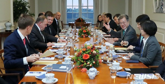 【코펜하겐(덴마크)=뉴시스】전신 기자 = 문재인 대통령이 20일 코펜하겐 크리스티안보르 궁에서 라르스 뢰케 라스무센 덴마크 총리와 확대 정상회담을 하고 있다. 2018.10.21. photo1006@newsis.com