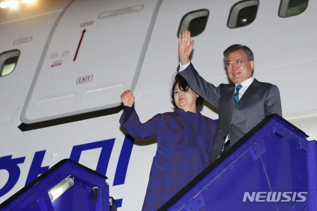 【코펜하겐(덴마크)=뉴시스】전신 기자 = 유럽 순방을 마치고 귀국하는 문재인 대통령과 부인 김정숙 여사가 20일(현지시간) 코펜하겐 카스트룹 국제공항에 도착해 손 흔들어 인사하고 있다. 2018.10.21.&nbsp; photo1006@newsis.com