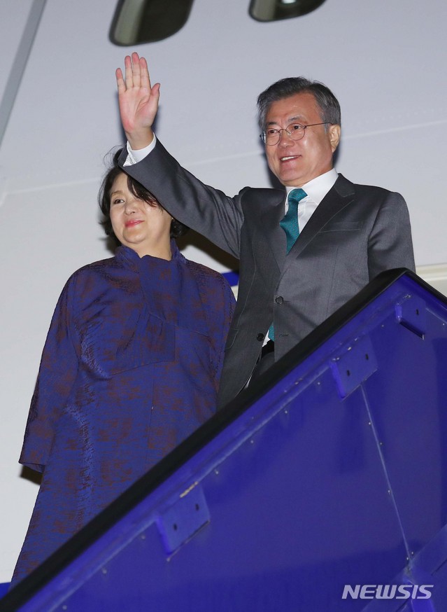 【코펜하겐(덴마크)=뉴시스】전신 기자 = 유럽 순방을 마치고 귀국하는 문재인 대통령과 부인 김정숙 여사가 20일(현지시간) 코펜하겐 카스트룹 국제공항에 도착해 손 흔들어 인사하고 있다. 2018.10.21. photo1006@newsis.com