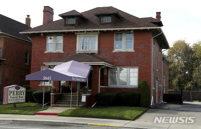 【디트로이트(미 미시간주)=AP/뉴시스】지난 19일(현지시간) 부적절하게 처리된 태아 및 유아들의 시신 63구가 발견된 미 미시간주 디트로이트의 페리 장례식장. 디트로이트에서 부적절하게 처리된 태아 및 유아들의 시신이 발견된 것은 1주일 전 캔트월 장례식장에 이어 2번째이다. 2018.10.21