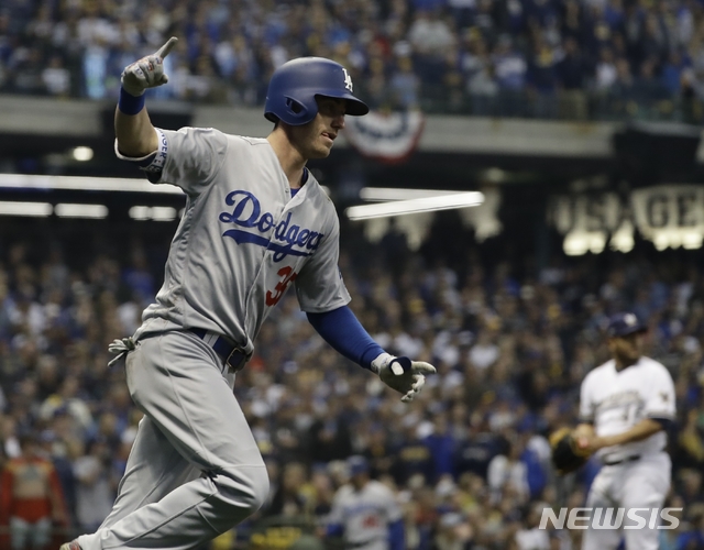 【밀워키=AP/뉴시스】 코디 벨린저(23·LA 다저스)는 21일(한국시간) 미국 위스콘신주 밀워키의 밀러파크에서 열린 2018 메이저리그(MLB) 내셔널리그 챔피언십시리즈 7차전 밀워키와의 경기에서 2회초 역전 투런 홈런을 쏘아 올렸다.