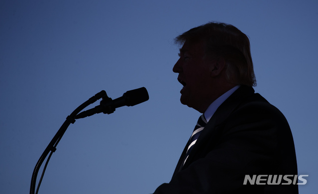 【엘코(미 네바다주)=AP/뉴시스】도널드 트럼프 미 대통령이 20일(현지시간) 네바다주 엘코에서 열린 선거유세 집회에서 연설하고 있다. 트럼프 대통령은 이날 트위터를 통해 과거 냉전 시대 때 옛 소련과 체결한 중거리핵전력(INF) 조약에서 탈퇴할 계획이라고 밝혔다. 러시아는 이에 대해 매우 위험한 움직임으로 핵무기 확산 방지 노력을 손상시킬 것이라고 경고했다. 2018.10.21