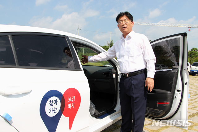 [나주=뉴시스] = 사진은 나주시 업무용 전기차 내부를 살펴보는 강인규 나주시장. (사진=나주시 제공) photo@newsis.com