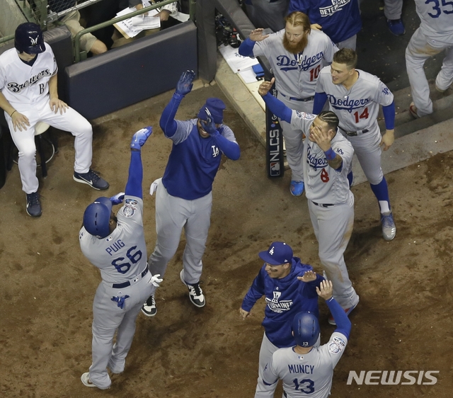 【밀워키=AP/뉴시스】 야시엘 푸이그(28·LA 다저스)는 21일(한국시간) 미국 위스콘신주 밀워키의 밀러파크에서 열린 2018 메이저리그(MLB) 내셔널리그 챔피언십시리즈 7차전 밀워키와의 경기에서 6회초 3점포를 터뜨렸다. 홈런을 친 후 더그아웃에서 팀 동료와 기뻐하는 푸이그.