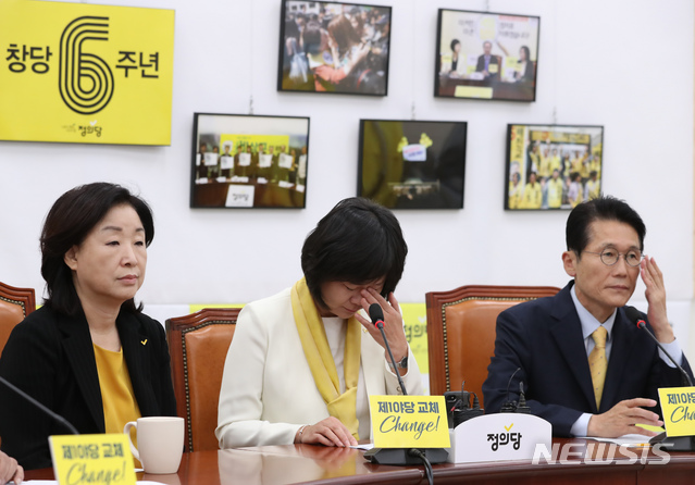 【서울=뉴시스】고승민 기자 = 21일 오전 서울 여의도 국회에서 열린 정의당 창당 6주년 기념행사에서 이정미 대표가 기념사를 하던 중 고 노회찬 전 원내대표를 회상하며 눈시울을 붉히고 있다. 2018.10.21.kkssmm99@newsis.com