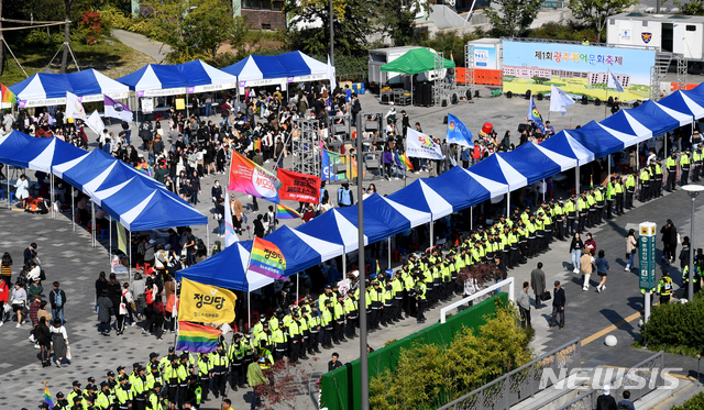 【광주=뉴시스】신대희 기자 = 21일 오후 광주 동구 5·18 민주광장에서 제1회 광주 퀴어문화축제가 열리고 있다. 이번 행사는 성 소수자들이 정체성을 표현하고 다양성을 존중해달라는 취지로 마련됐다. 2018.10.21. sdhdream@newsis.com