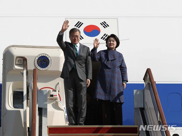 【성남=뉴시스】전신 기자 = 유럽 순방을 마치고 귀국한 문재인 대통령과 부인 김정숙 여사가 21일 경기도 성남 서울공항에 도착해 손 흔들어 인사하고 있다. 2018.10.21.&nbsp; photo1006@newsis.com