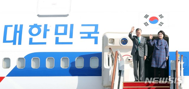 【성남=뉴시스】전신 기자 = 유럽 순방을 마치고 귀국한 문재인 대통령과 부인 김정숙 여사가 21일 경기도 성남 서울공항에 도착해 손 흔들어 인사하고 있다. 2018.10.21. photo1006@newsis.com