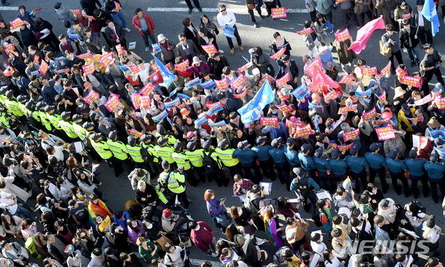 【광주=뉴시스】신대희 기자 = 21일 오후 광주 동구 5·18 민주광장에서 제1회 광주 퀴어문화축제가 열렸다. 이날 성소수자들이 동구 예술의거리 입구 쪽에서 기독교·보수 단체의 제지로 행진을 하지 못하고 있다. 201810.21. sdhdream@newsis.com