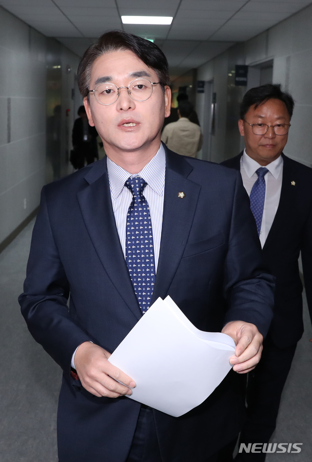 【서울=뉴시스】고승민 기자 = 더불어민주당 박용진 의원이 21일 오후 서울 여의도 국회 의원회관에서 '사립유치원 공공성 강화방안' 등을 안건으로 열린 제1차 정기 당정청 협의회에 참석하고 있다. 2018.10.21. kkssmm99@newsis.com