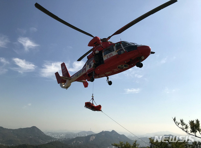 【서울=뉴시스】북한산119산악구조대가 북한산 족두리봉 일대 산행중 갑작스런 심장통증을 일으킨 등산객에게 심폐소생술 및 자동심장충격기(AED)를 사용 후 헬기를 이용해 후송하고 있다. (사진= 뉴시스 DB)