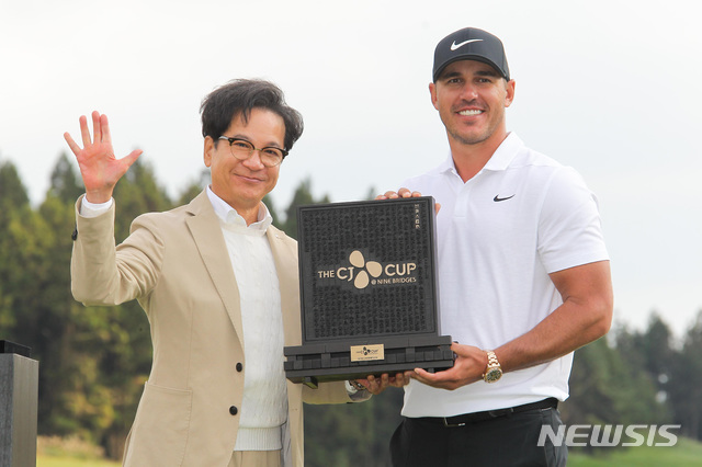 【서울=뉴시스】21일 제주도에 위치한 클럽 나인브릿지(제주)에서 열린 "더 CJ컵 @ 나인브릿지" 최종 라운드, 브룩스 캡카가 18번홀에서 이글을 추가하면서 최종라운드 8언더파 토탈 21언더파로 우승을 차지 한 후 이재현 CJ 회장으로부터 트로피를 받고 기념촬영을 하고 있다. 2018.10.21.(사진=JNA GOLF 제공) photo@newsis.com