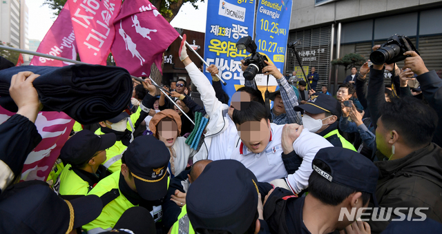 【광주=뉴시스】신대희 기자 = 21일 오후 광주 동구 전일빌딩 주변에서 퀴어문화축제 참가자들이 행진하고 있는 가운데, 성소수자 다양성을 반대하는 일부 기독교·보수 단체와 경찰 간 충돌이 벌어지고 있다. 2018.10.21. sdhdream@newsis.com