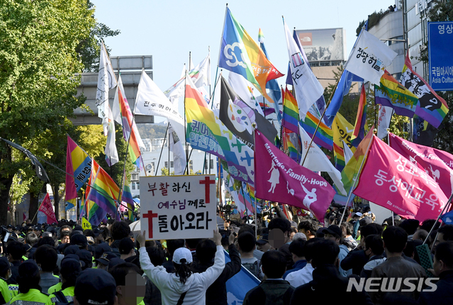 【광주=뉴시스】신대희 기자 = 21일 오후 광주 동구 전일빌딩 주변에서 퀴어문화축제 참가자들이 행진하고 있는 가운데, 성소수자 다양성을 반대하는 일부 기독교·보수 단체가 피켓을 들고 있다. 2018.10.21. sdhdream@newsis.com