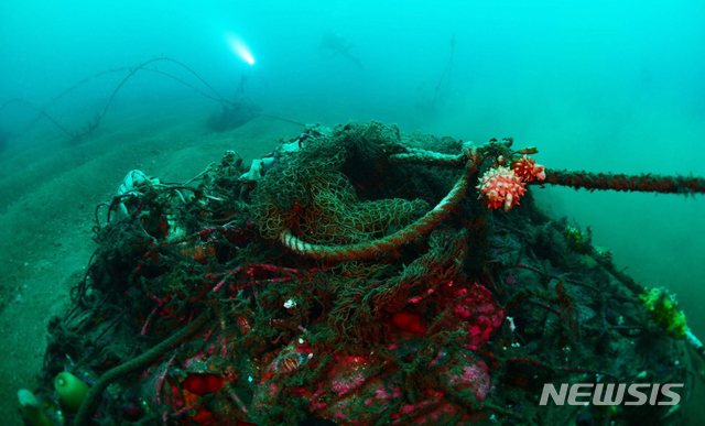【강릉=뉴시스】김경목 기자 = 폐어구(통발·그물·낚시·밧줄 등). (사진=경포의용소방대 전문수난구조대 제공) photo@newsis.com