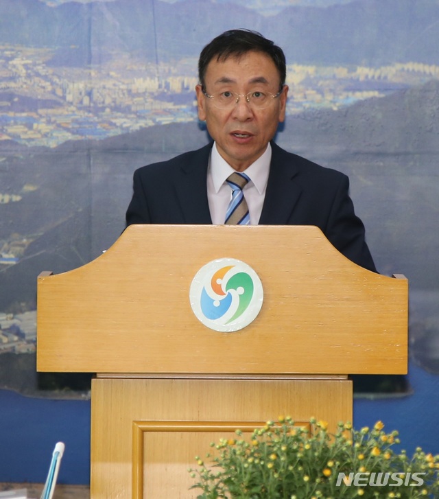 【창원=뉴시스】강경국 기자 = 서정두 경남 창원시 기획예산실장이 22일 창원시청 프레스센터에서 기자회견을 갖고 창원형 스마트도시 조성 계획을 발표하고 있다. 2018.10.22. (사진=창원시청 제공)photo@newsis.com