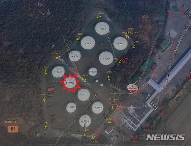 【고양=뉴시스】배성윤 기자 = 지난 7일 발생한 고양 저유소 화재 사고 당시 폭발이 일어나 17시간 만에 진화된 휘발유 저장탱크 외에 또 다른 저장탱크가 추가로 폭발했던 것으로 드러났다. 17시간의 진압과정 끝에 완전 진화된 저장탱크는 'T- 303C'이며, 'T- 303C'의 엄청난 열기와 화염이 아래쪽에 위치한 'T-303D'로 옮겨 붙으면서 순간적으로 폭발이 일어났다. 2018.10.22.&nbsp; shinybae@newsis.com 