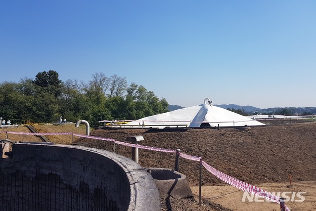 【고양=뉴시스】배성윤 기자 = 지난 7일 발생한 고양 저유소 화재 사고 당시 폭발이 일어나 17시간 만에 진화된 휘발유 저장탱크 외에 또 다른 저장탱크가 추가로 폭발했던 것으로 드러났다. 17시간의 진압과정 끝에 완전 진화된 저장탱크 'T- 303C'에서 추가 폭발이 발생한 'T- 303D' 방향으로 찍은 사진으로 철재 덮개가 찌그러져 있는 모습이 보이고 있다. 2018.10.22.&nbsp; shinybae@newsis.com 