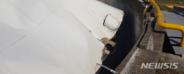 【고양=뉴시스】배성윤 기자 = 지난 7일 발생한 고양 저유소 화재 사고 당시 추가 폭발이 일어난 저장탱크의 철재 덮개로 가장자리가 심하게 구겨져 있는데다, 폭발 충격으로 인해 제 위치를 찾지 못하고 저장탱크 콘크리트 내벽과 불규칙적으로 1~2m나 떨어져 있다. 2018.10.22.&nbsp; shinybae@newsis.com 