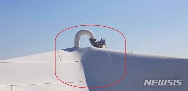 【고양=뉴시스】배성윤 기자 = 지난 7일 발생한 고양 저유소 화재 사고 당시 추가 폭발이 일어난 저장탱크의 철재 덮개 중심부 모습으로, 찌그러진 모습(빨간색 원)이 쉽게 관측된다. 2018.10.22. shinybae@newsis.com