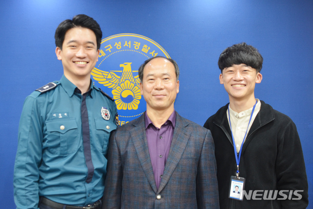 【대구=뉴시스】김덕용 기자 = 대구 성서경찰서에 근무하고 있는 삼부자 경찰가족 2018. 10. 22.(사진=대구지방경찰청 제공)&nbsp;&nbsp; photo@newsis.com