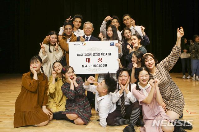 계명문화대학교가 개최한 제4회 고교생 뮤지컬 페스티벌에서 대상을 수상한 남원국악예술고 연기영상과팀이 활짝 웃고 있다. 
