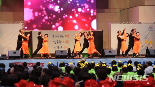 【서울=뉴시스】2017년 어르신 경연팀 공연 사진. <사진제공=서울시> 2018.10.22. 