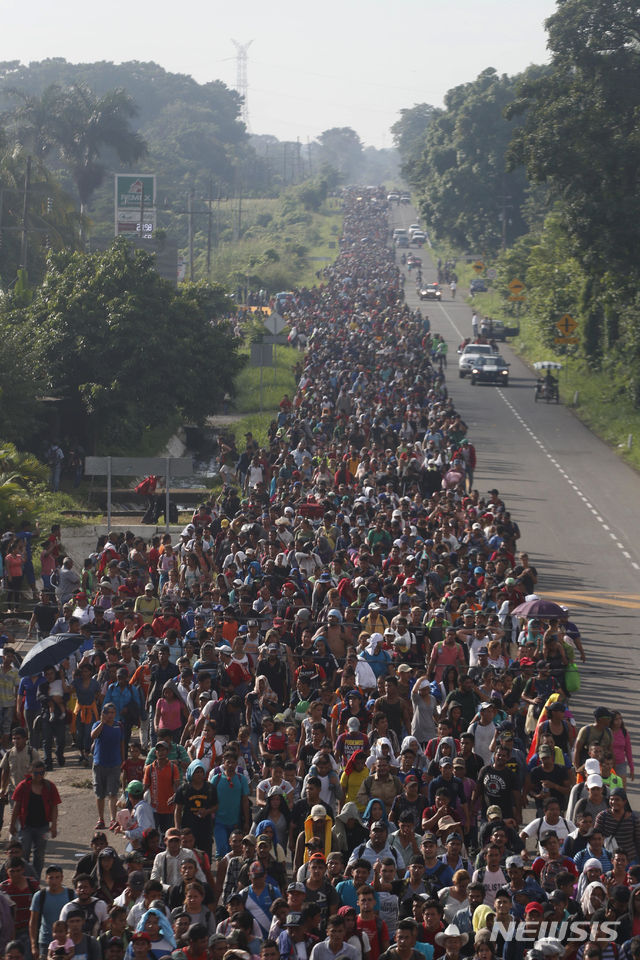 【시우다드이달고(멕시코)=AP/뉴시스】 중미 출신 이민자 행렬(캐러밴·Caravan)이 21일(현지시간) 새벽 멕시코 남부 시우다드히달고에서 미국을 향해 이동하고 있다. AP는 이날 이민자 행렬이 5000명에 달했다고 보도했다. 온두라스, 과테말라 등 중미 출신 이민자들은 가난과 폭력, 범죄를 피해 미국에서 정착하기 위해 국경을 넘어가고 있다. 2018.10.22. 