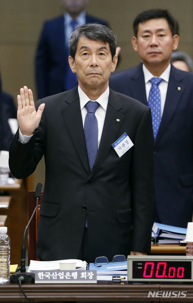 【서울=뉴시스】최동준 기자 = 22일 서울 중구 IBK기업은행에서 열린 국회 정무위원회의 예금보험공사, 한국산업은행, 중소기업은행, 서민금융진흥원의 국정감사에서 이동걸 KDB산업은행장이 선서하고 있다. 2018.10.22. photocdj@newsis.com