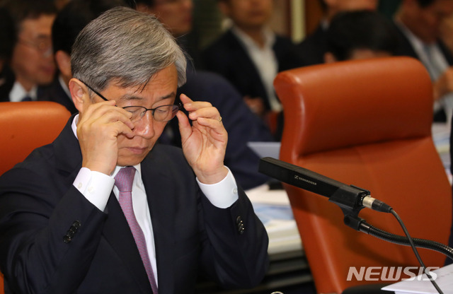 【서울=뉴시스】배훈식 기자 = 최재형 감사원장이 22일 오전 서울 종로구 감사원에서 열린 국회 법제사법위원회 2018 국정감사에 참석, 안경을 쓰고 있다. 2018.10.22. dahora83@newsis.com