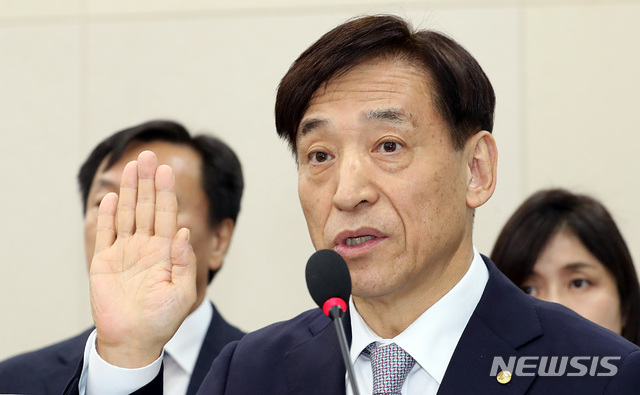 【서울=뉴시스】이종철 기자 = 22일 오전 서울 여의도 국회에서 열린 기획재정위의 한국은행 국정감사에 출석한 이주열 한국은행 총재가 선서를 하고 있다. 2018.10.22. jc4321@newsis.com