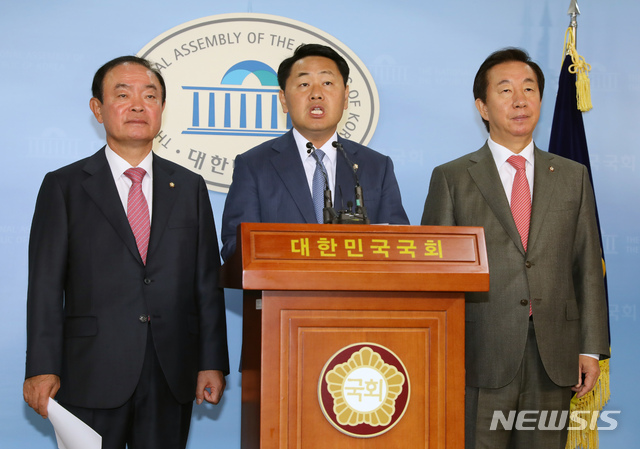 【서울=뉴시스】고승민 기자 = 자유한국당 김성태(오른쪽), 바른미래당 김관영(가운데), 민주평화당 장병완 원내대표가 22일 오전 서울 여의도 국회에서 '공공기관 채용비리·고용세습 의혹' 진상규명을 위한 국정조사 요구 관련 기자회견을 하고 있다. 2018.10.22.kkssmm99@newsis.com