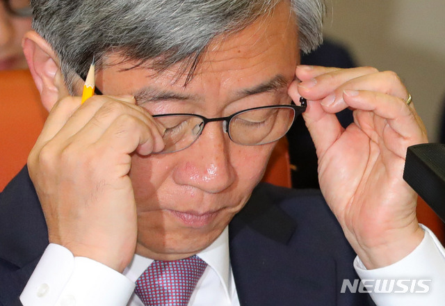 【서울=뉴시스】배훈식 기자 = 최재형 감사원장이 22일 오전 서울 종로구 감사원에서 열린 국회 법제사법위원회 2018 국정감사에 참석, 안경을 고쳐쓰고 있다. 2018.10.22. dahora83@newsis.com